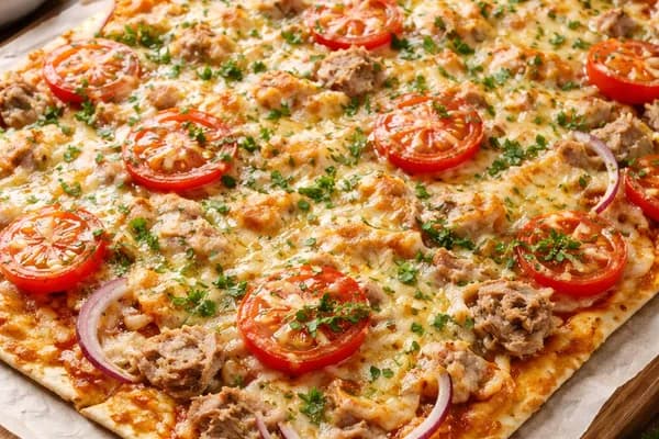 Піца на лаваші з тунцем