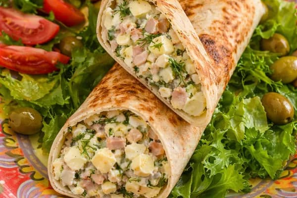 Дієтичний сніданок: трубочка з яйцем та шинкою в лаваші