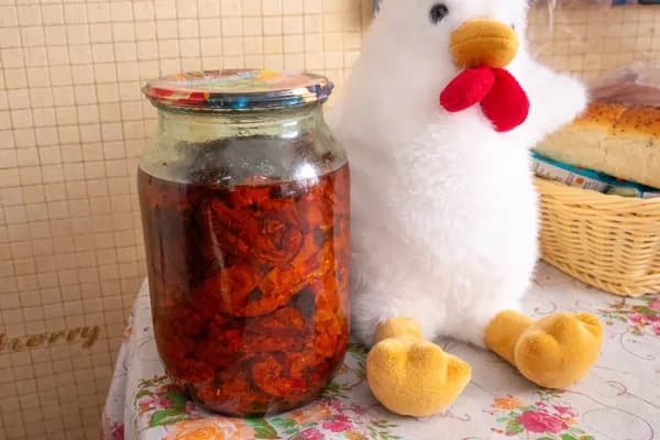 В’ялені томати в гарячій ароматній олії на зиму