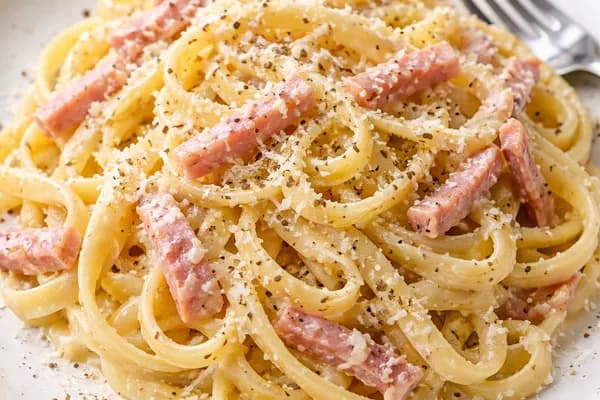 Паста Папаліна — італійський рецепт ніжної пасти з шинкою та вершковим соусом